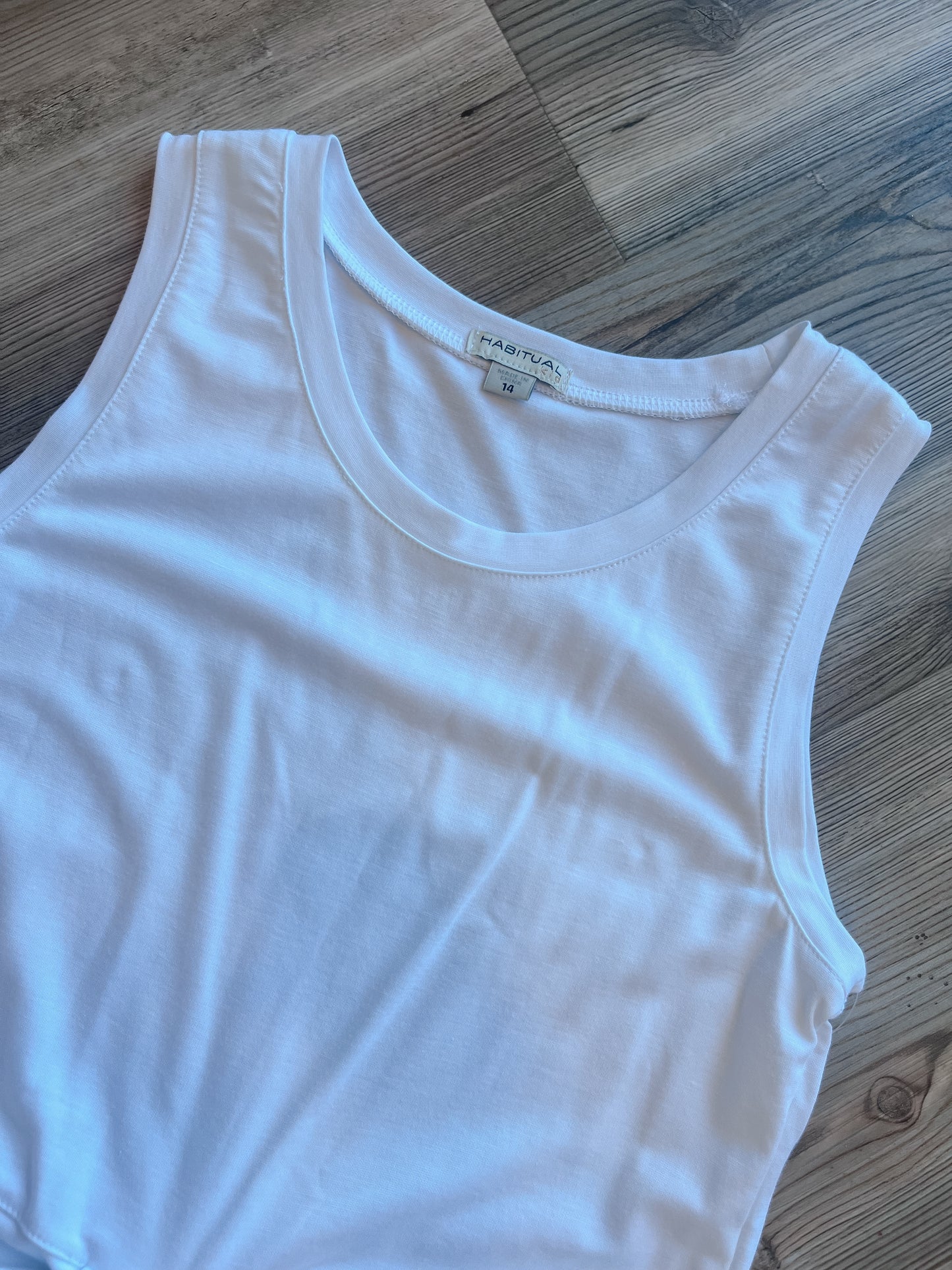 WHITE TANK WITH BOW
